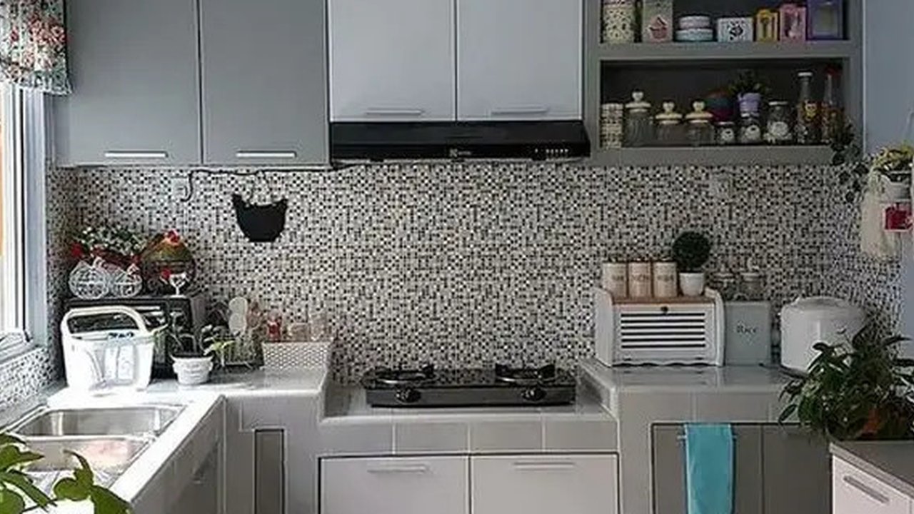 Mau mendekorasi dapur? Jangan lupakan kehadiran jendela yang bisa dipercantik dengan tirai bermotif.