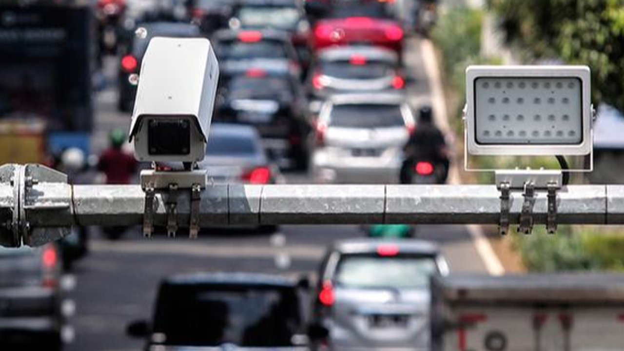 Kamera tilang elektronik mobile atau ETLE (Liputan6.com/Johan Tallo)