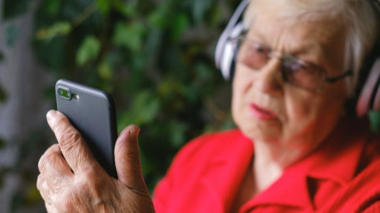 Smartphone Tak Selalu Buruk, Justru Lindungi Lansia dari Demensia