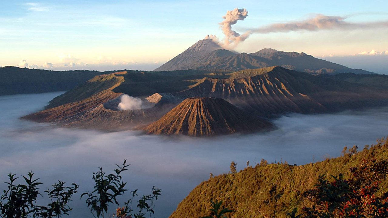 Gunung berapi aktif Gunung Bromo menarik ribuan peziarah setiap tahunnya. Bromo diketahui mengalami 50 letusan sejak tahun 1804, dan pada tahun 1984 menghasilkan gumpalan abu-abu gelap yang menjulang satu kilometer di atas tepi kawah. (Dok: AFP/ UGLU)
