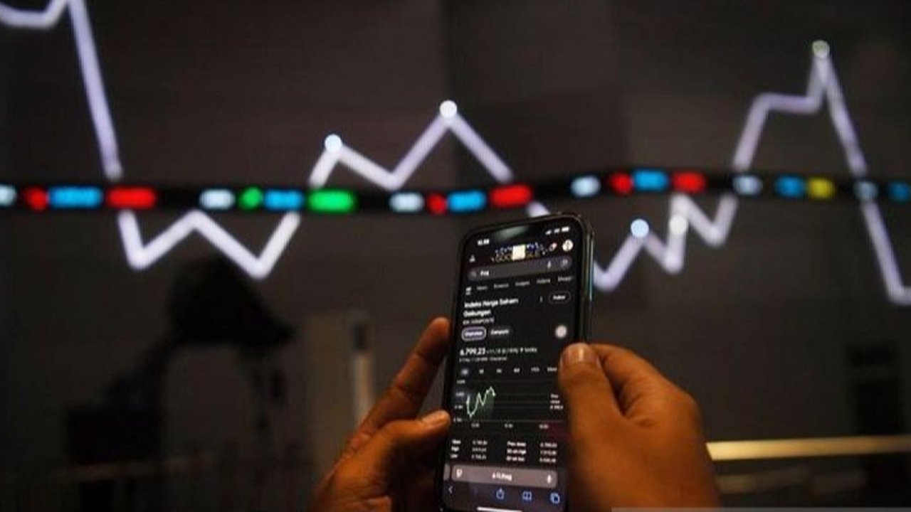 Indeks Harga Saham Gabungan (IHSG) dibuka melemah 13,28 poin pada Selasa pagi, merespon antisipasi kenaikan suku bunga acuan Bank Indonesia.