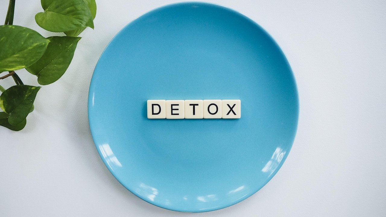 ilustrasi detox dengan infused water