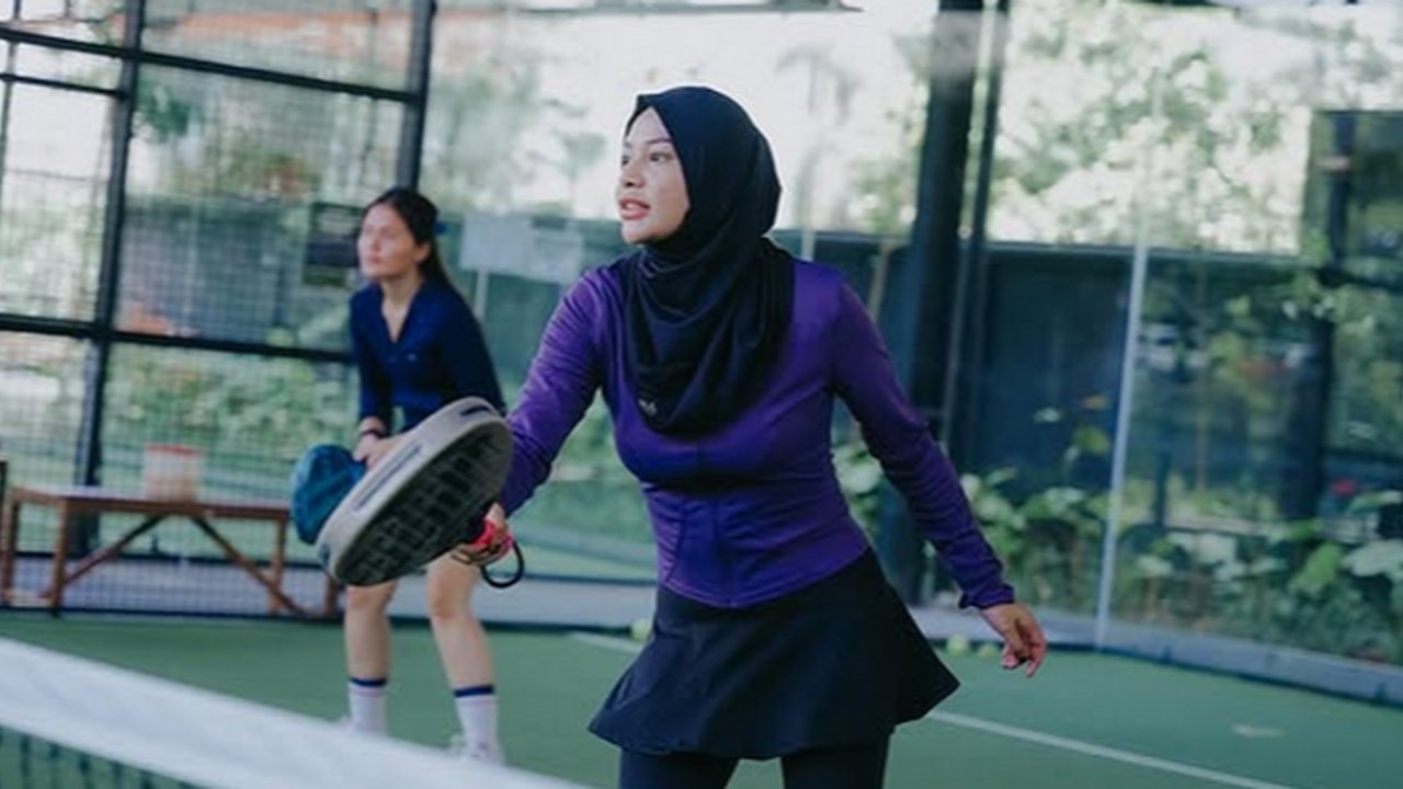 Potret Aurel Hermansyah Jajal Olahraga Padel, Penampilan Makin Langsing dan Bugar Disorot