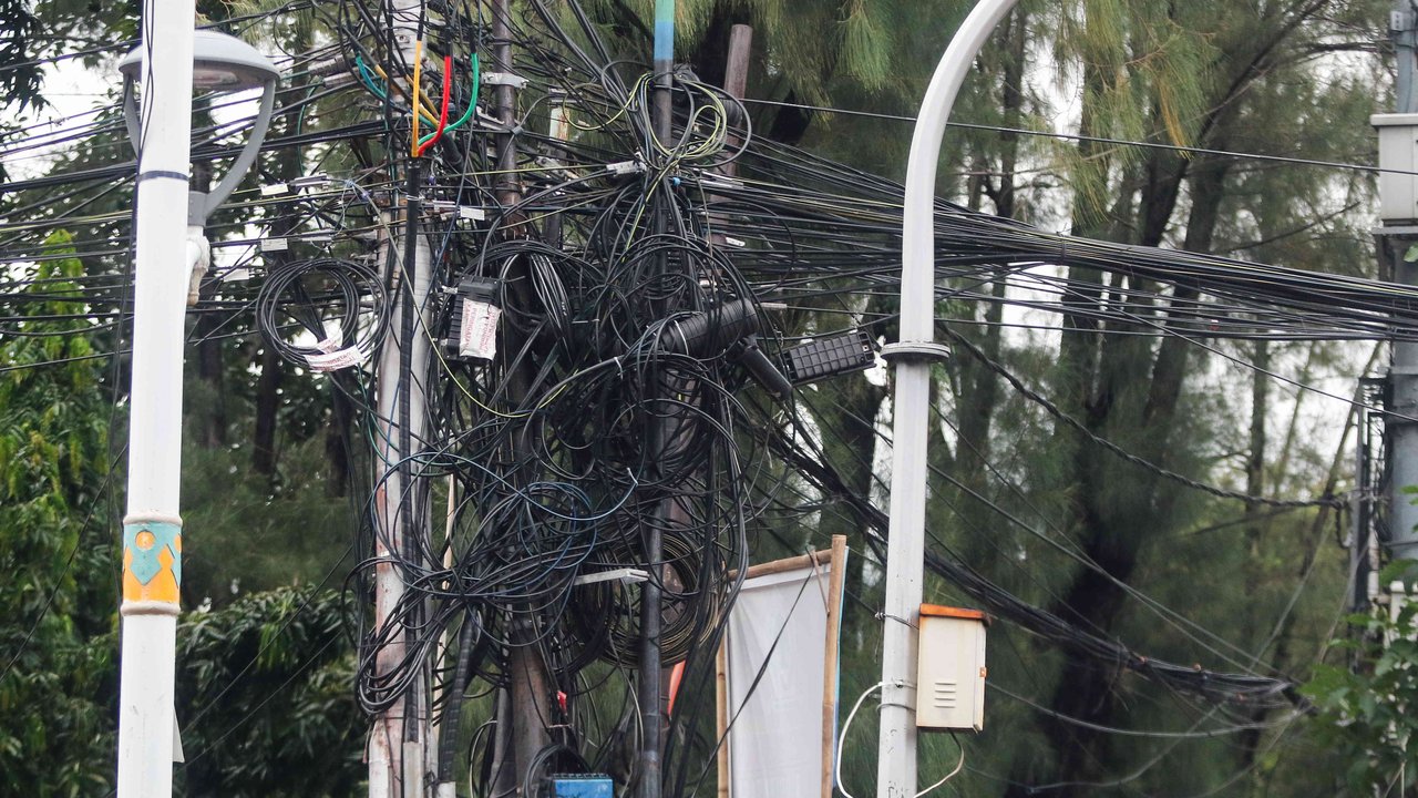 Kabel semrawut di Jakarta.