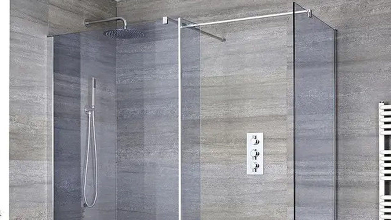 Wastafel Kamar Mandi Serba Putih dengan Kabinet (Foto: work-tops.com)