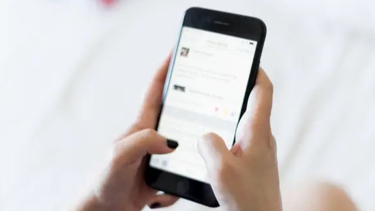 Ilustrasi main hp ponsel di tempat tidur. (Photo by Boudewijn Huysmans on Unsplash)