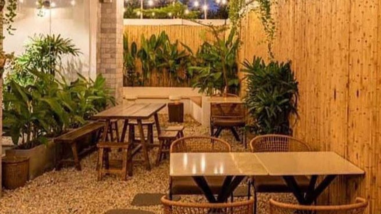 Desain cafe murah dan sederhana menjadi solusi kreatif untuk ruang nongkrong yang menarik dan ekonomis.