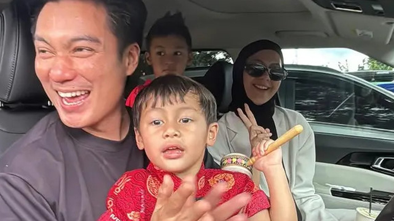 Potret Baim Wong dan Paula Verhoeven kompak urus anak di tengah proses cerai. (sumber: Instagram/baimwong)