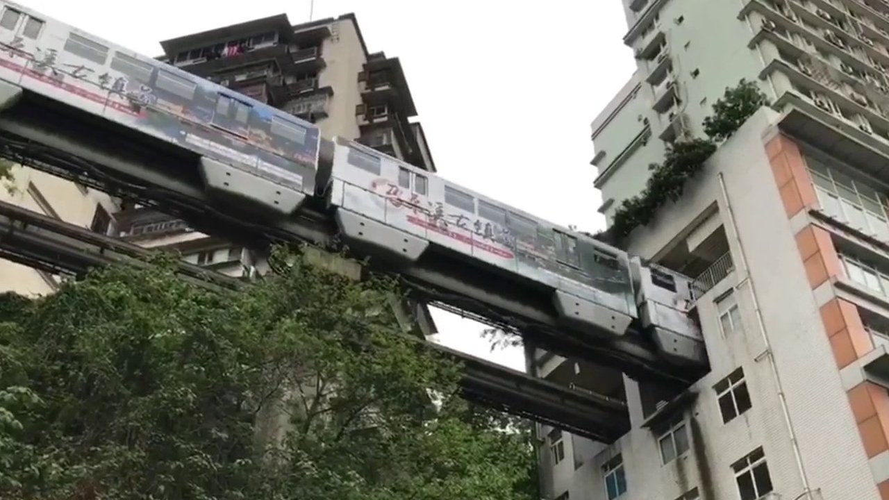 kereta menembus gedung di china