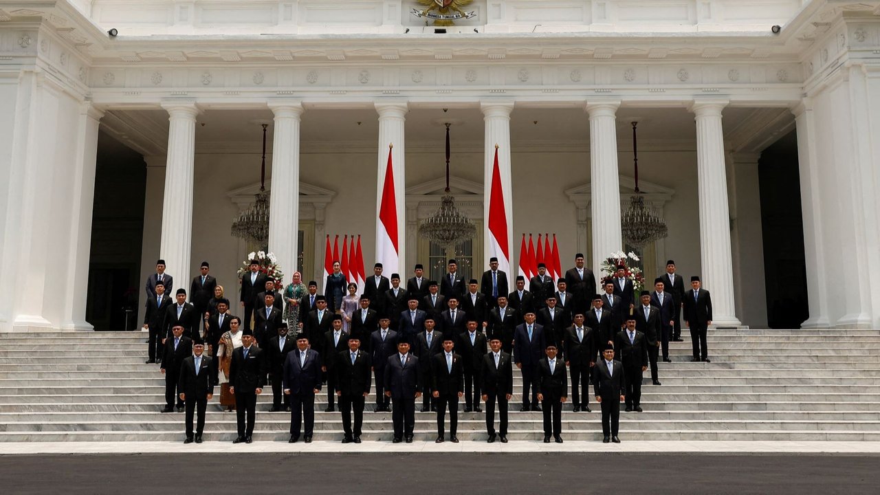 Presiden Prabowo Subianto melantik menteri dan pejabat setingkat menteri pada Kabinet Merah Putih di Istana Kepresidenan, Jakarta, pada Senin (21/10/2024).