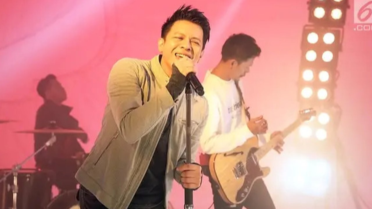 Ini dia potret Ariel Noah pamer gaya rambut baru. Lewat keterangannya Ariel mengaku berniat memanjangkan rambutnya, namun ia akhirnya memilih punya rambut pendek agar lebih mudah perawatan. (