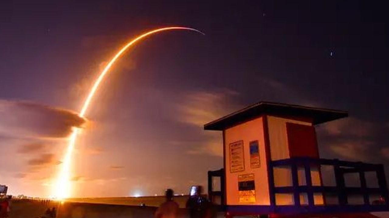 Roket Falcon 9 lepas landas dari Space Launch Complex 40 di Florida's Cape Canaveral Air Force Station, Amerika Serikat, Kami