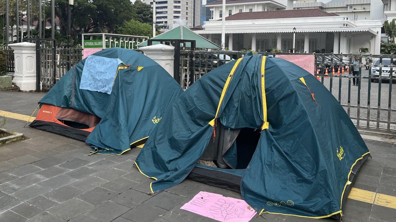 Protes Buruknya Pelayanan Bank DKI, Demonstran Gelar Tenda Depan Balai Kota Jakarta
