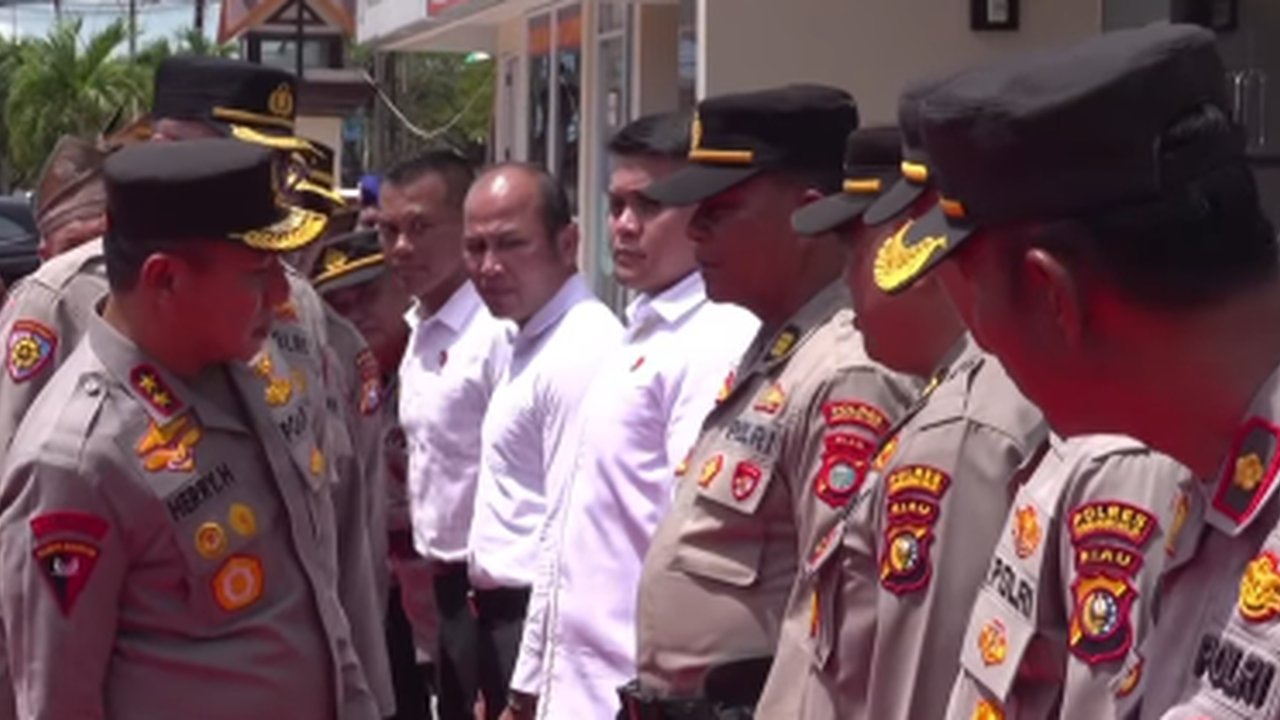 Lihat Seragam Anak Buah Lusuh, Reaksi Irjen Polisi Bikin Para Anggota Terkejut