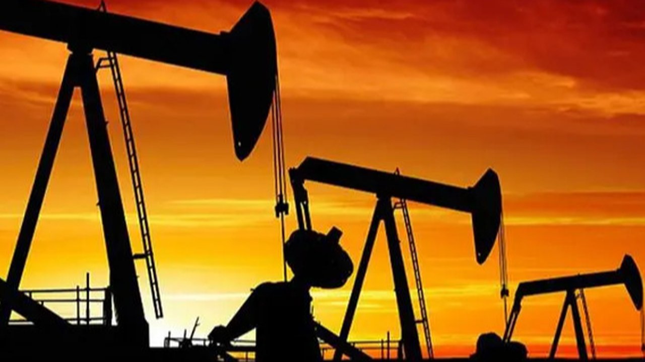 Harga minyak mentah acuan AS turun 7,7 persen menjadi US$ 52,53 per barel dipicu sentimen krisis penyelesaian utang Yunani.