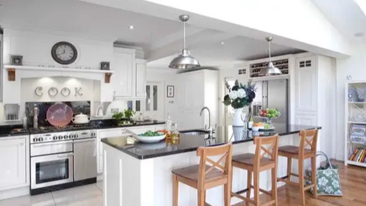 Plafon minimalis untuk rumah kecil (Foto: Pixologic Interior on Pinterest)