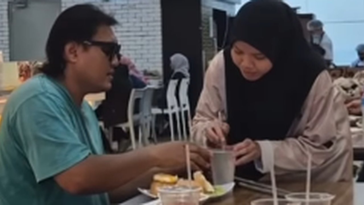 Cewek ini Tiba-Tiba Datangi Meja Pria Tunanetra,