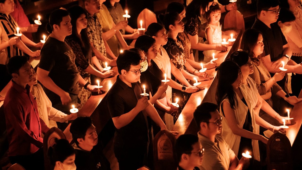 Gereja Santo Kristoforus menggelar misa malam Hari Raya Paskah. Ibadah itu berlangsung khidmat.  Umat Kristiani menjalani ibadah misa Tri Hari Suci jelang perayaan Paskah 2024. Tri Hari Suci atau tiga hari suci terdiri dari Misa Kamis Putih, Jumat Agung, dan Sabtu Suci.