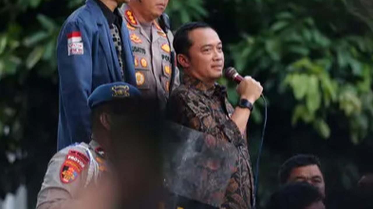 Ekspresi Mensesneg Prasetyo Hadi sempat berbeda ketika menemui dan berbicara langsung dengan pengunjuk rasa dari atas mobil. (Liputan6.com/Helmi Fithriansyah)