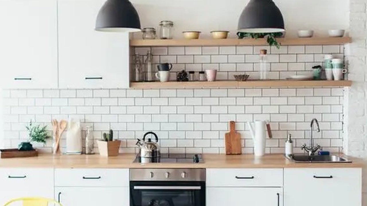 Mau mendekorasi dapur? Jangan lupakan kehadiran jendela yang bisa dipercantik dengan tirai bermotif.