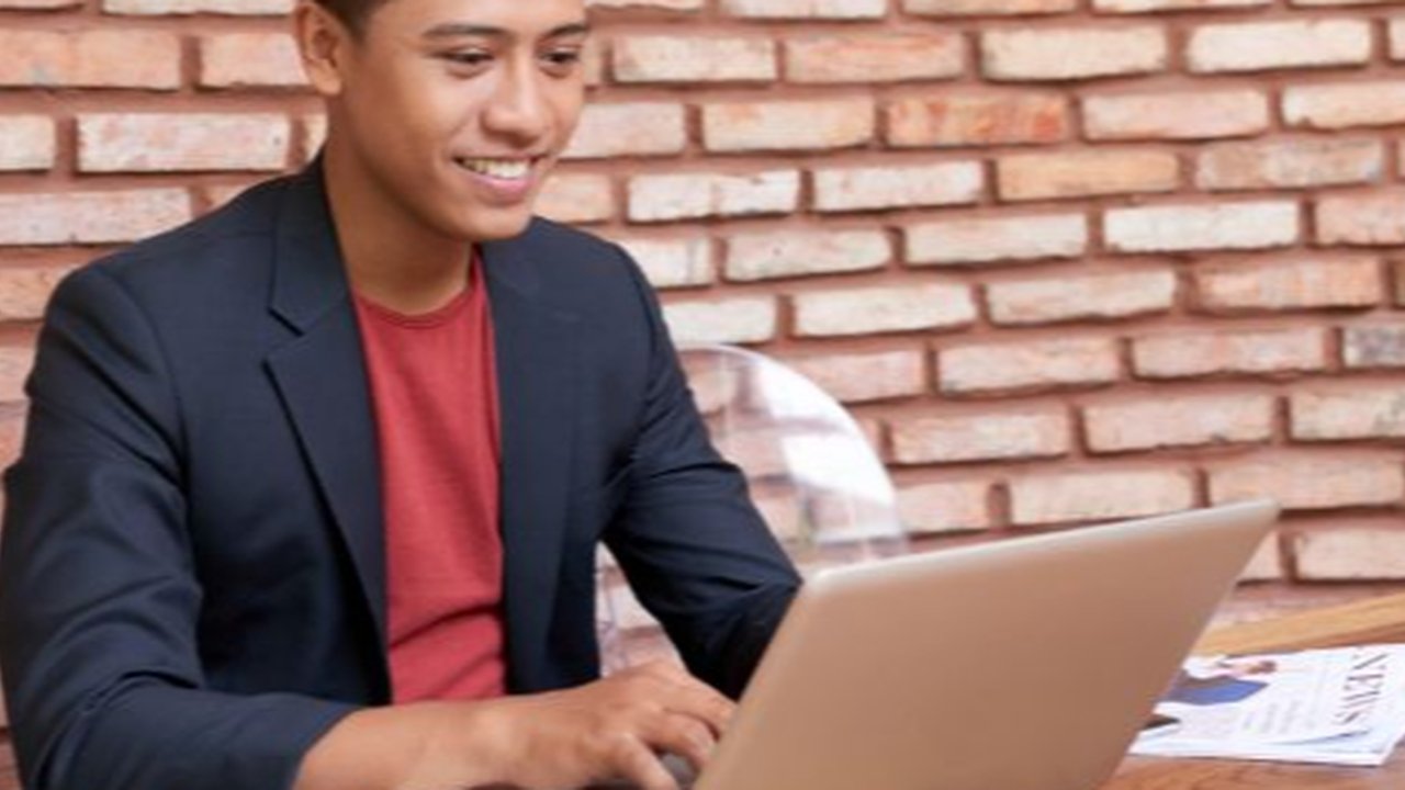 Ilustrasi laptop, belajar, menulis, mengetik kalimat langsung. (Photo by Daniel Thomas on Unsplash)
