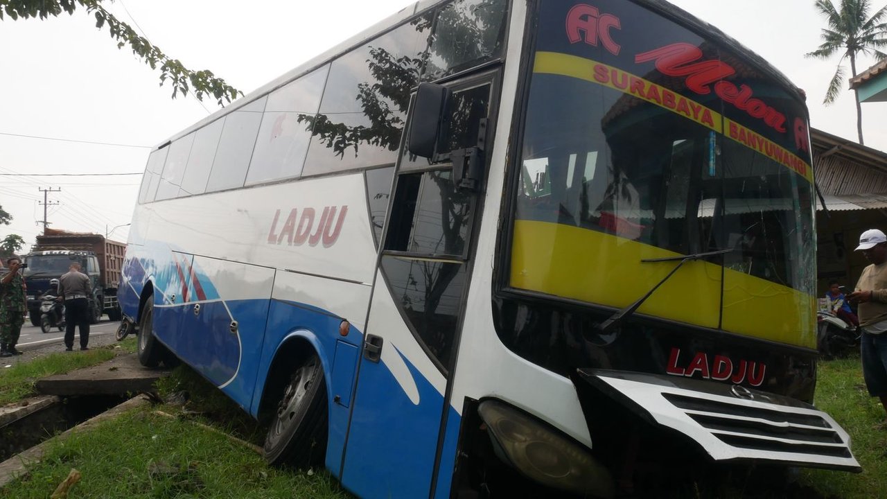 Sopir Meninggal saat Mengemudi, Bus Oleng Hantam Pohon dan Tersungkur di Halaman Rumah Warga