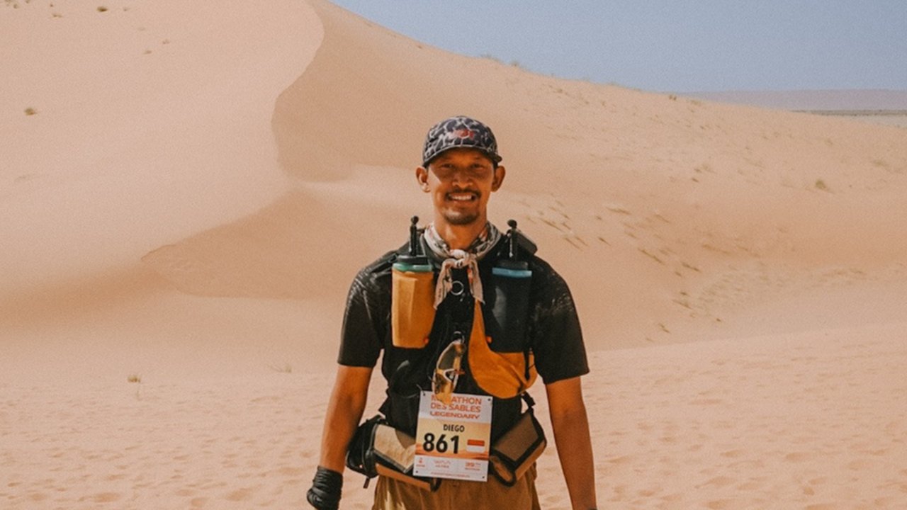 Diego Yanuar Adik Andien Sukses Taklukkan Marathon 250 Km di Gurun Sahara, Lari Cuma Pakai Sandal