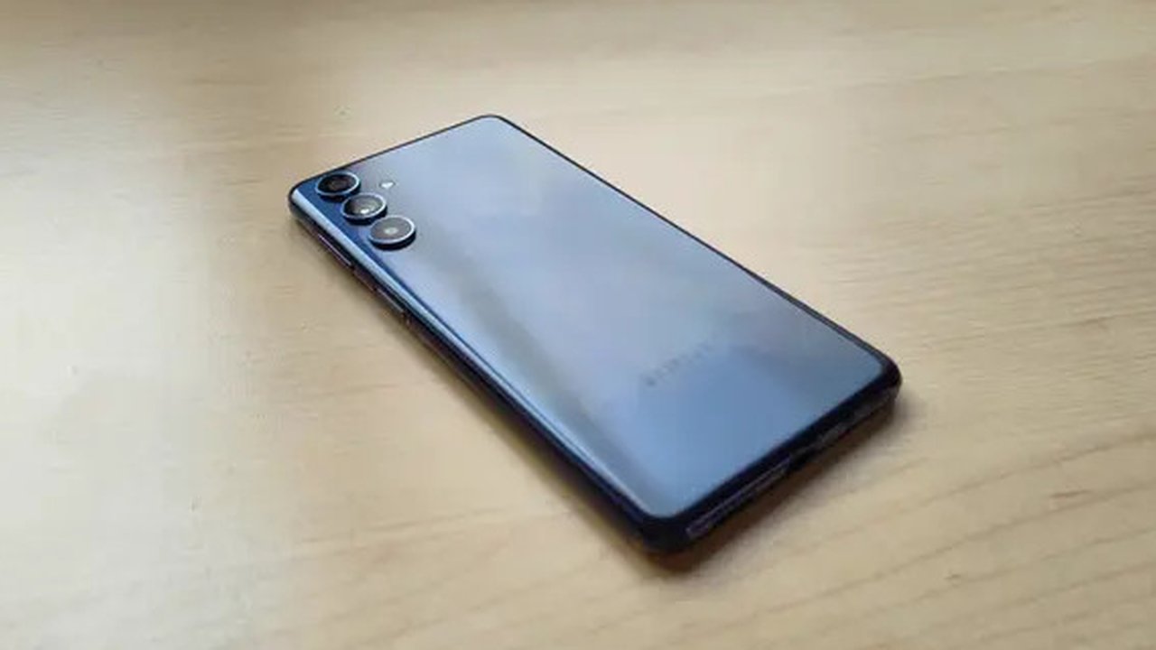 HP Samsung Galaxy M54 diletakkan di atas meja. (Liputan6.com/Labib Fairuz)