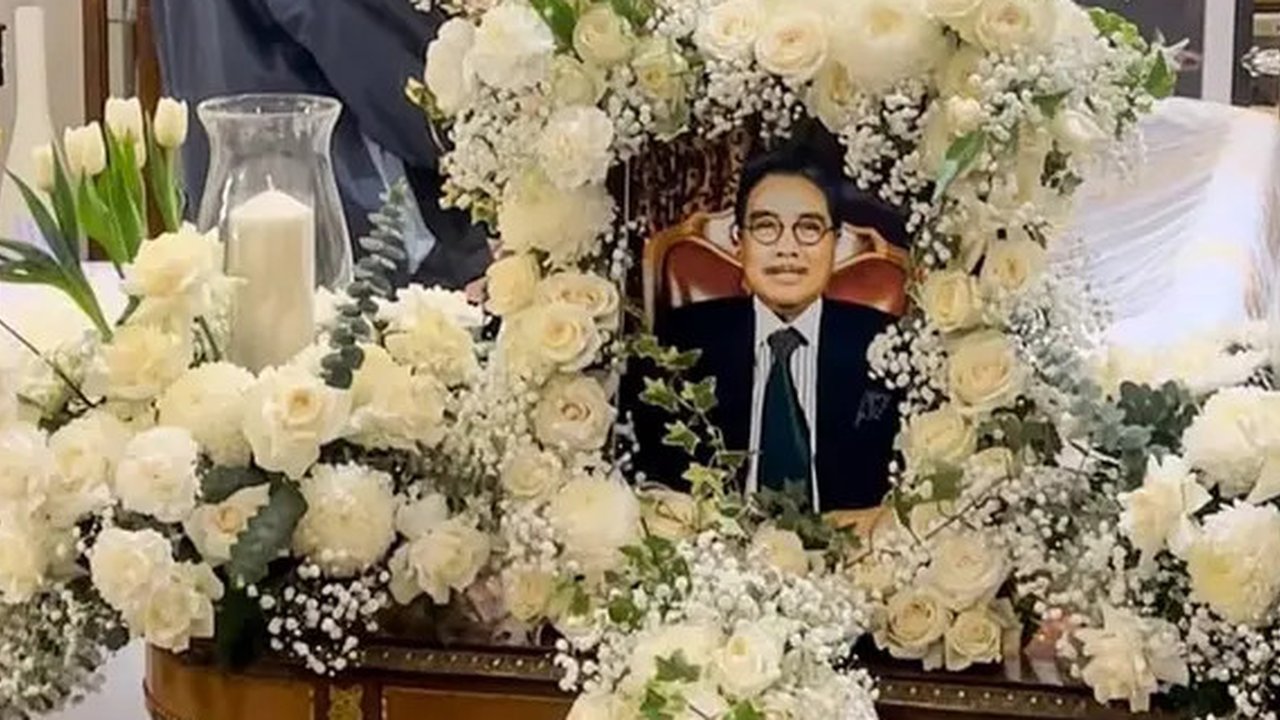 Potret Baim Wong melayat ke rumah duka Hotma Sitompul. (sumber: Instagram/baimwong)