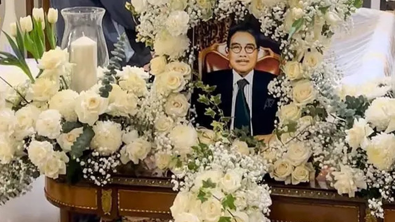 Potret Baim Wong melayat ke rumah duka Hotma Sitompul. (sumber: Instagram/baimwong)