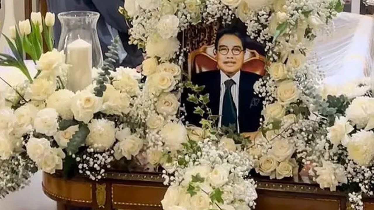 Potret Baim Wong melayat ke rumah duka Hotma Sitompul. (sumber: Instagram/baimwong)