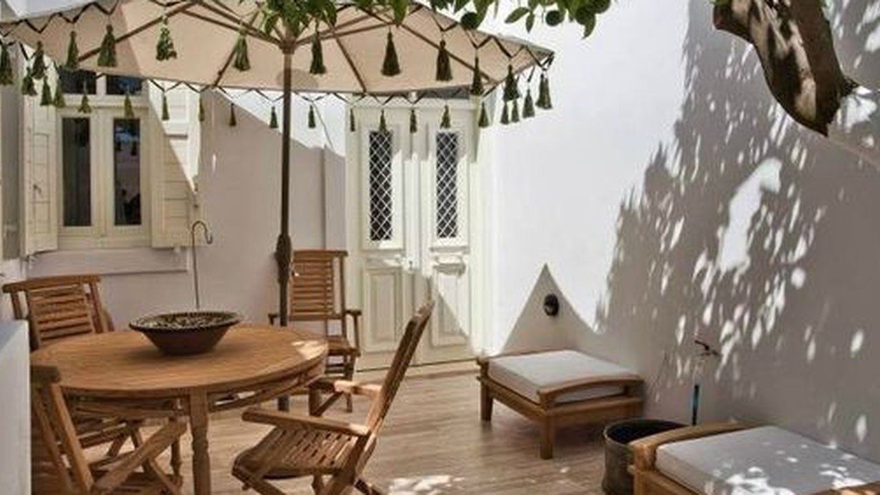 Teras Sempit dengan Kursi Ala Kafe (Pinterest/Aleksandraaa1991)