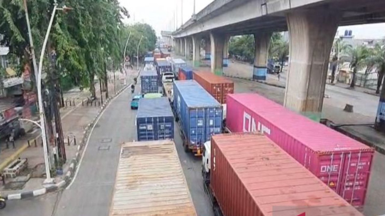 Pelabuhan Tanjung Priok Masih Macet Parah, Ratusan Truk Tak Bergerak