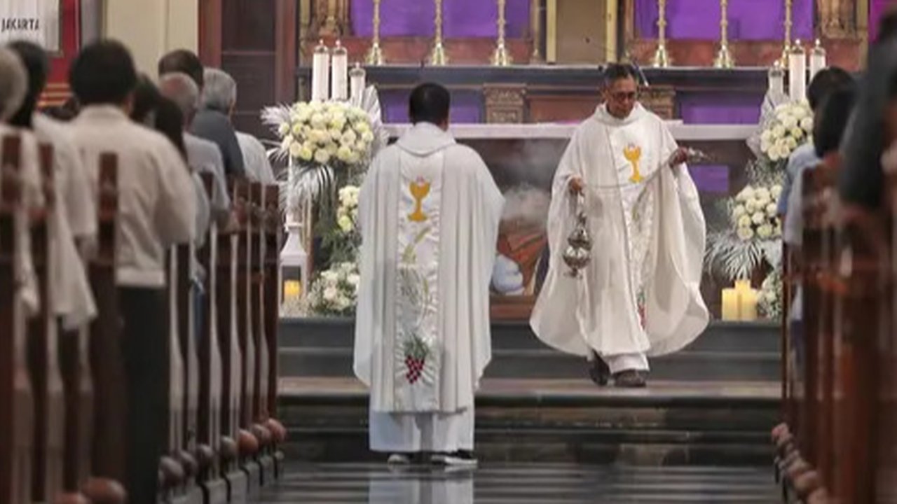 Gereja Katedral Jakarta akan menggelar tiga kali misa yang diikuti oleh umat Katolik secara daring dan luring dalam peringatan Kamis Putih sebagai rangkaian Tri Hari Suci Paskah 2025. (Liputan6.com/Angga Yuniar)