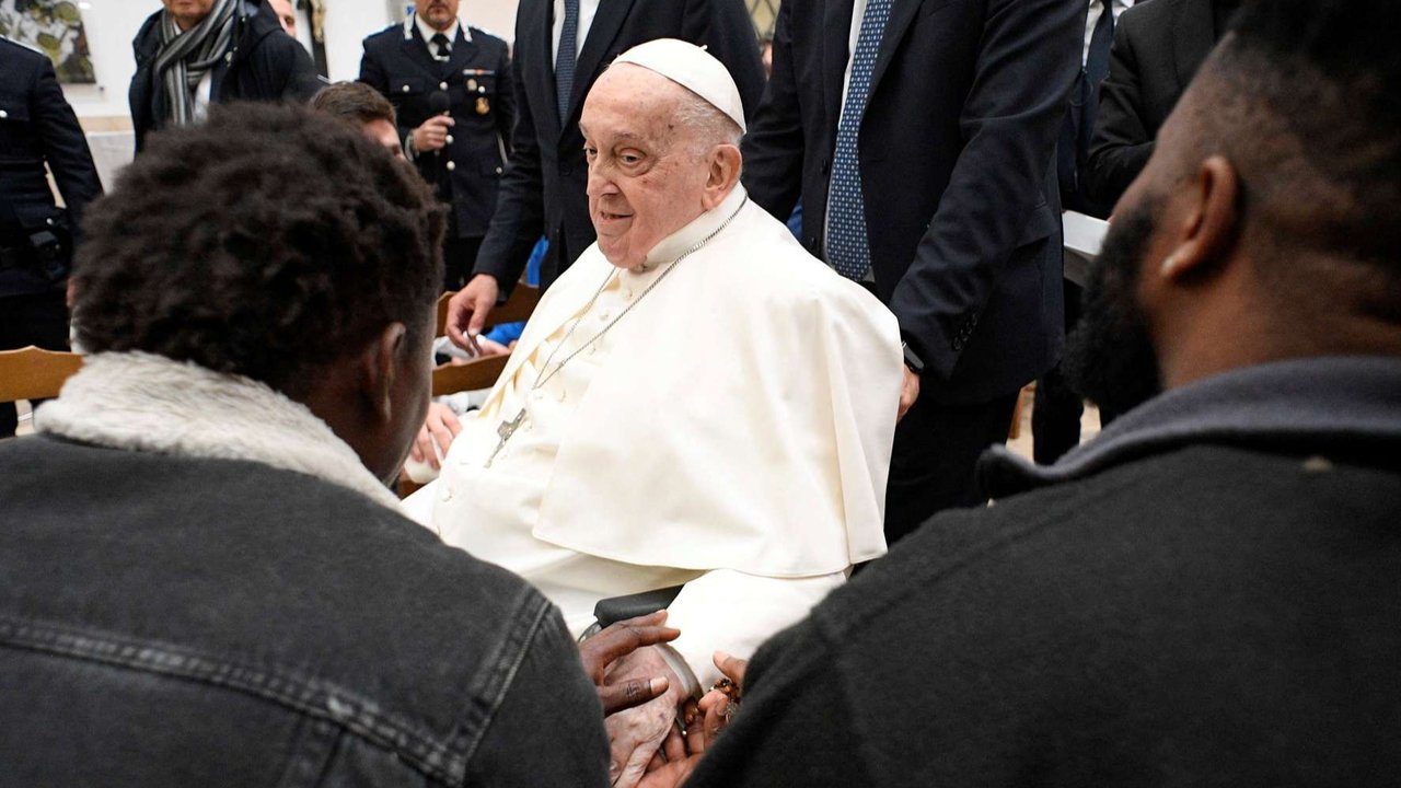 Paus Fransiskus mengunjungi penjara Regina Coeli selama memperingati Kamis Putih dalam rangkaian Tri Hari Suci Paskah di Roma, Italia, pada 17 April 2025.