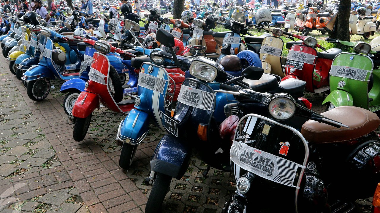 Sejumlah vespa terparkir saat berlangsungnya Jakarta Mods Mayday 2017, Jakarta, Sabtu (13/5). Ajang Jakarta Mods Mayday 2017 diisi dengan berbagai kegiatan seperti konvoi, musik serta penjualan aksesori skuter. (Liputan6.com/Johan Tallo)