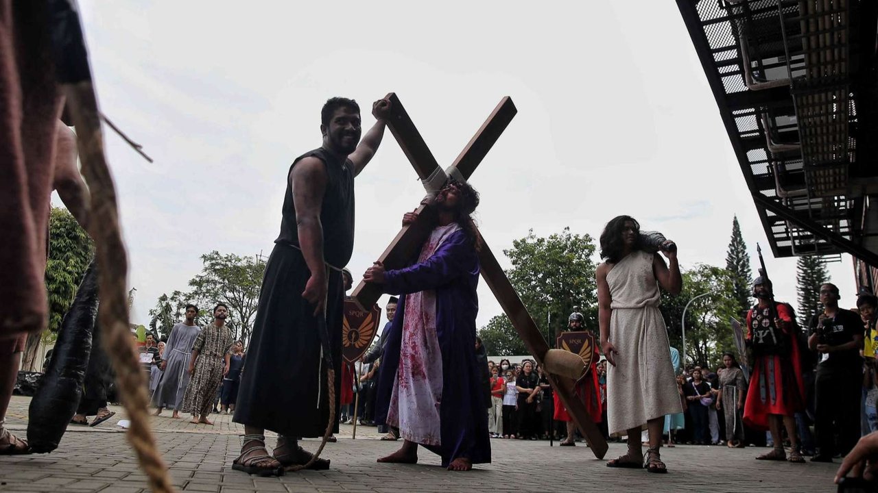 Umat Katolik memperingati Jumat Agung dengan memperagakan drama penyaliban Yesus Kristus dalam Tablo Jalan Salib di Gereja Santo Matius Penginjil, Bintaro, Tangerang Selatan, Banten, Jumat (18/4/2025).
