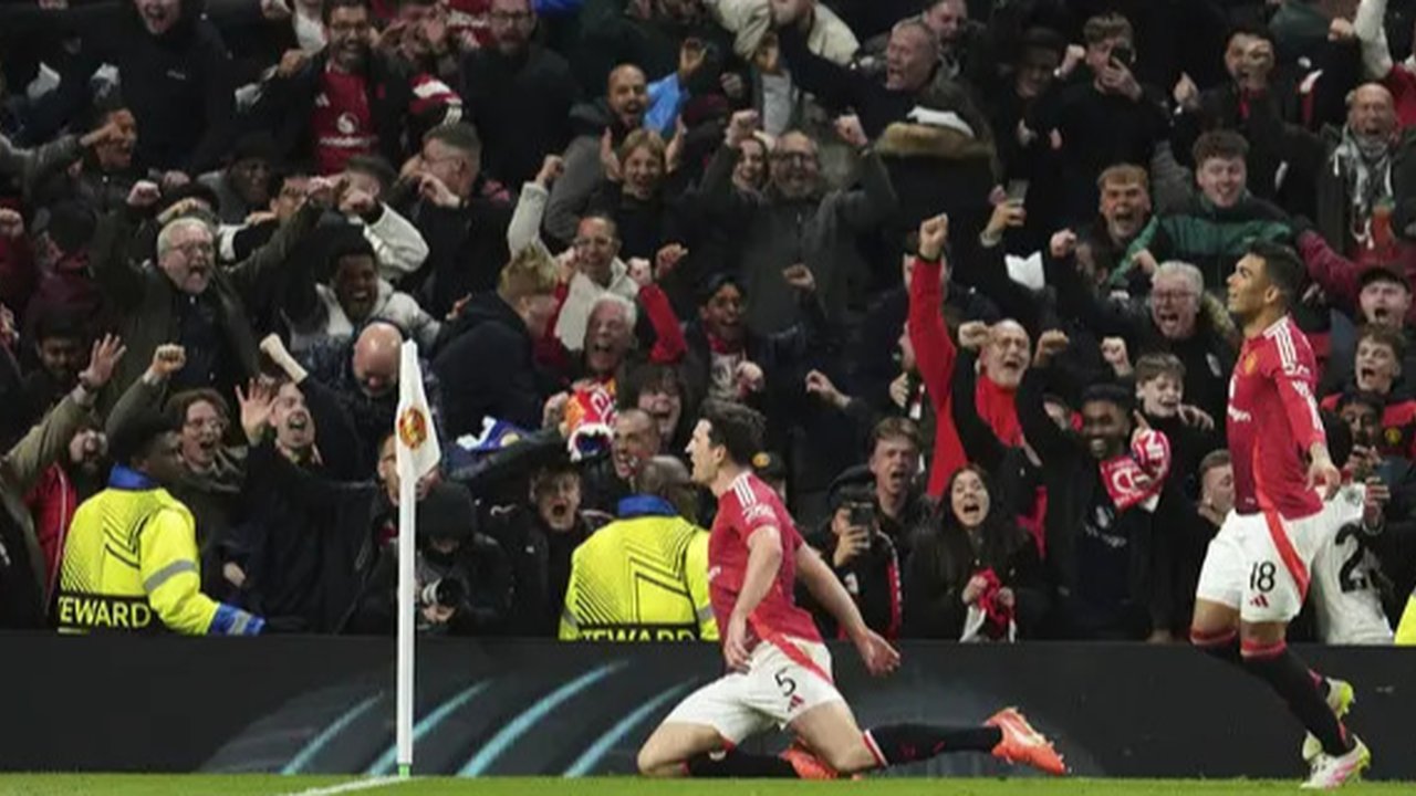 Pemain Manchester United, Bruno Fernandes dalam laga lanjutan Liga Europa 2024/2025 melawan Lyon di Old Trafford, Manchester, Inggris, Jumat (18/04/2025) dini hari WIB. (AP Photo/Jon Super)