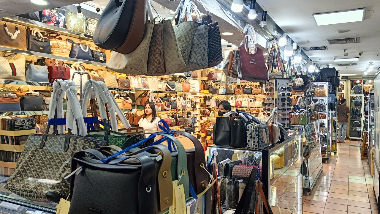 Gengsi di Balik Etalase: Fenomena Tas KW Super China yang Merajai Pasar Fashion Indonesia
