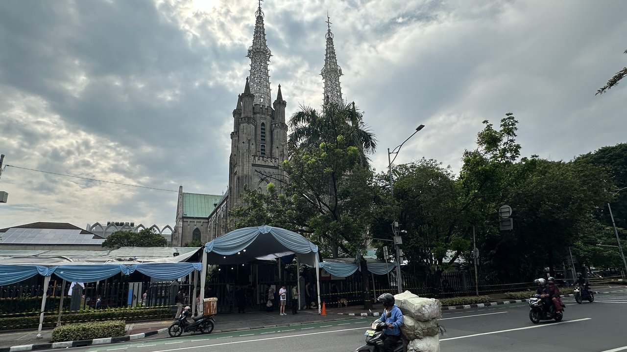 Azan Masjid Istiqlal di Tengah Doa Kolekta Jumat Agung Gereja Katedral