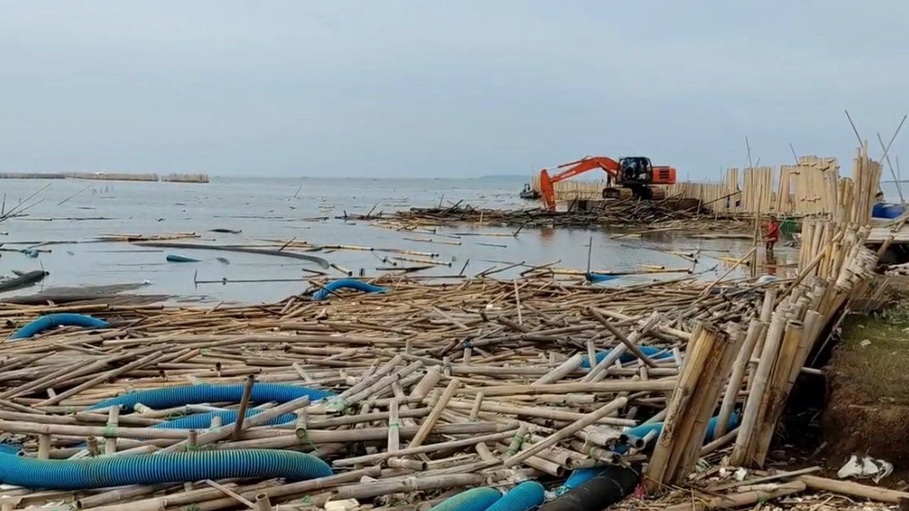 Petugas Kesulitan Bersihkan Sisa Pagar Laut di Pantai Kohod