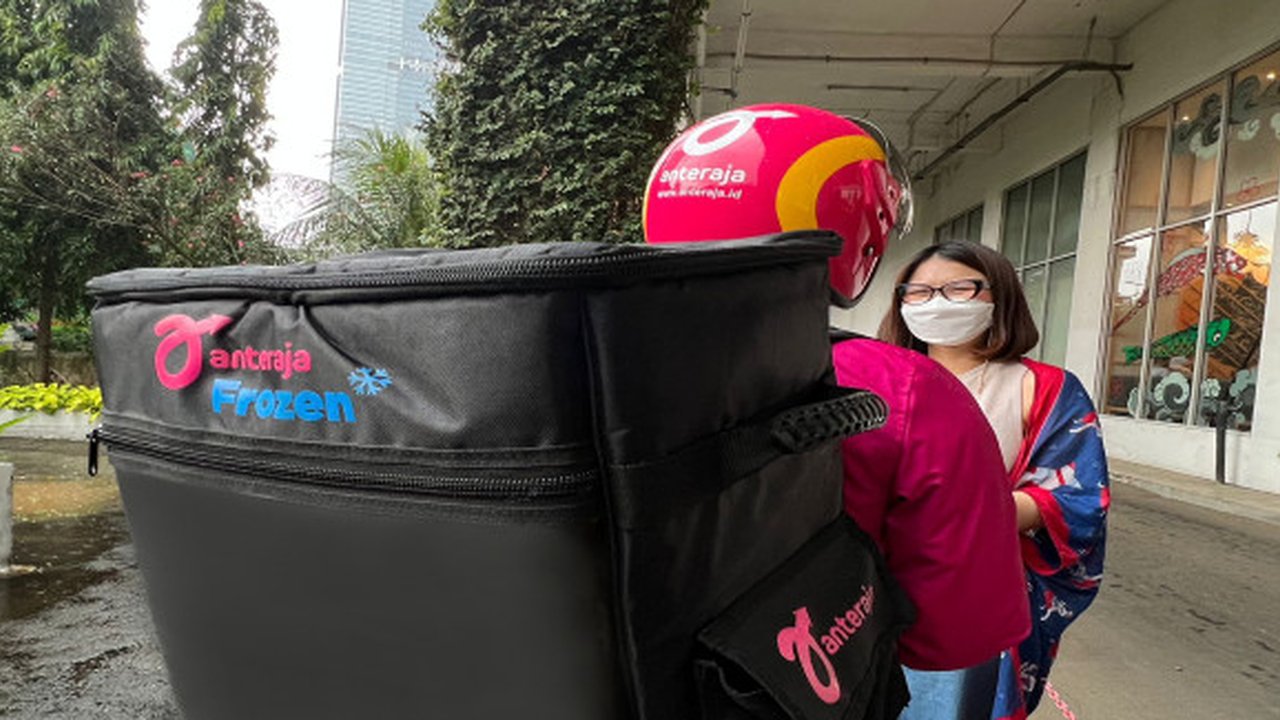Director of Business Partnership Shopee Indonesia Daniel Minardi dan CEO Anteraja, Handy Widiya di acara peluncuran kerja sama Anteraja dan Shopee untuk program SATRIA Umrah 2025 (Istimewa