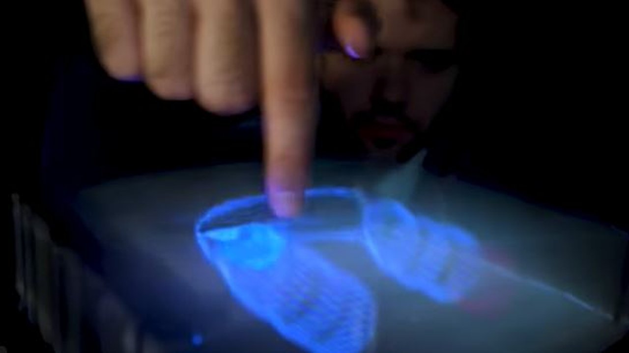 VIDEO Memukau Seperti di Film 'Iron Man', Hologram 3D Kini Bisa Disentuh dan Diraba