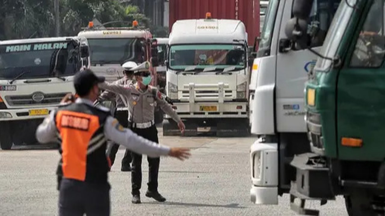Aktivitas bongkar muat di Pelabuhan Tanjung Priok, Jakarta, rata-rata per harinya sebanyak 2.500 truk, namun pada Kamis (17/4/2025) malam hingga Jumat 18 April 2025 dini hari melonjak hingga mencapai 4.000 truk yang menuju NPCT 1. (Liputan6.com/Angga Yuniar)