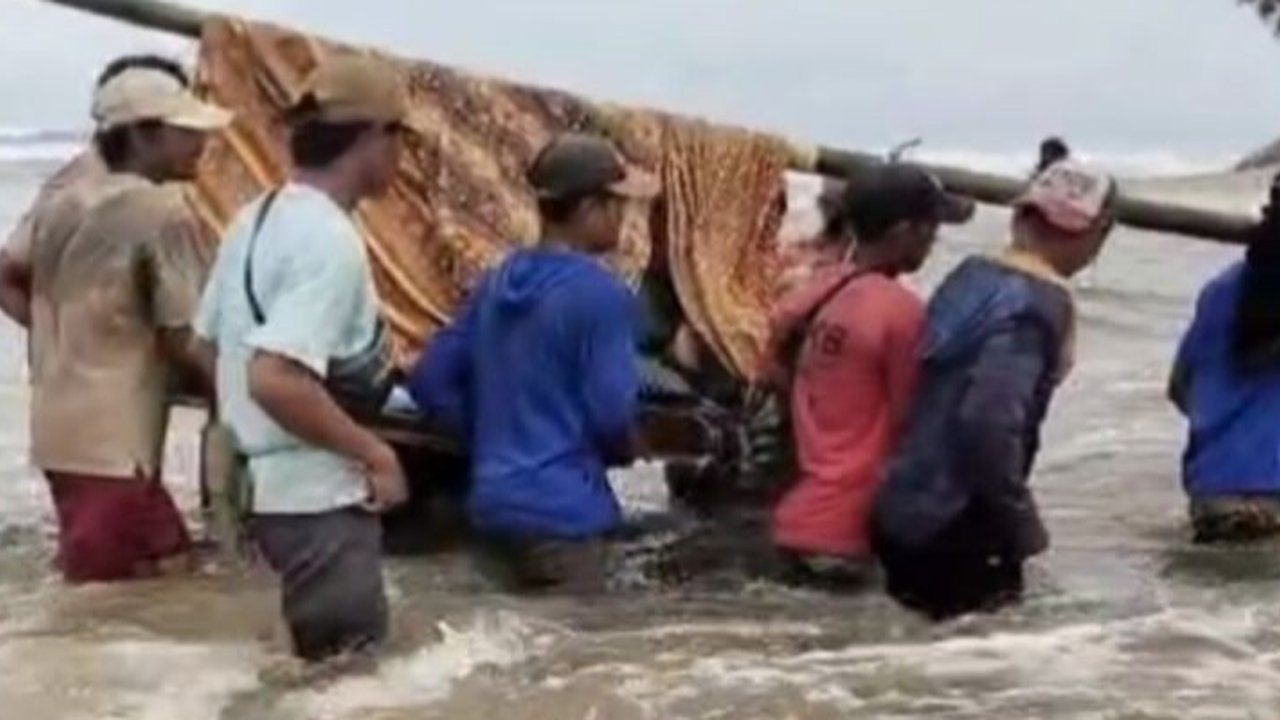 Potret Miris Pesisir Barat Lampung, Kades Sakit Ditandu Bambu dan Sarung hingga Jalan 12 KM karena Tak Ada Akses Mobil
