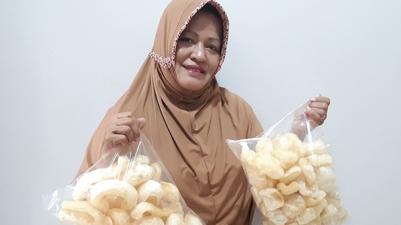 Kustinah, istri Sukahar pemilik Bisnis Rambak Kulit Kerbau Cap Kupu Kudus.