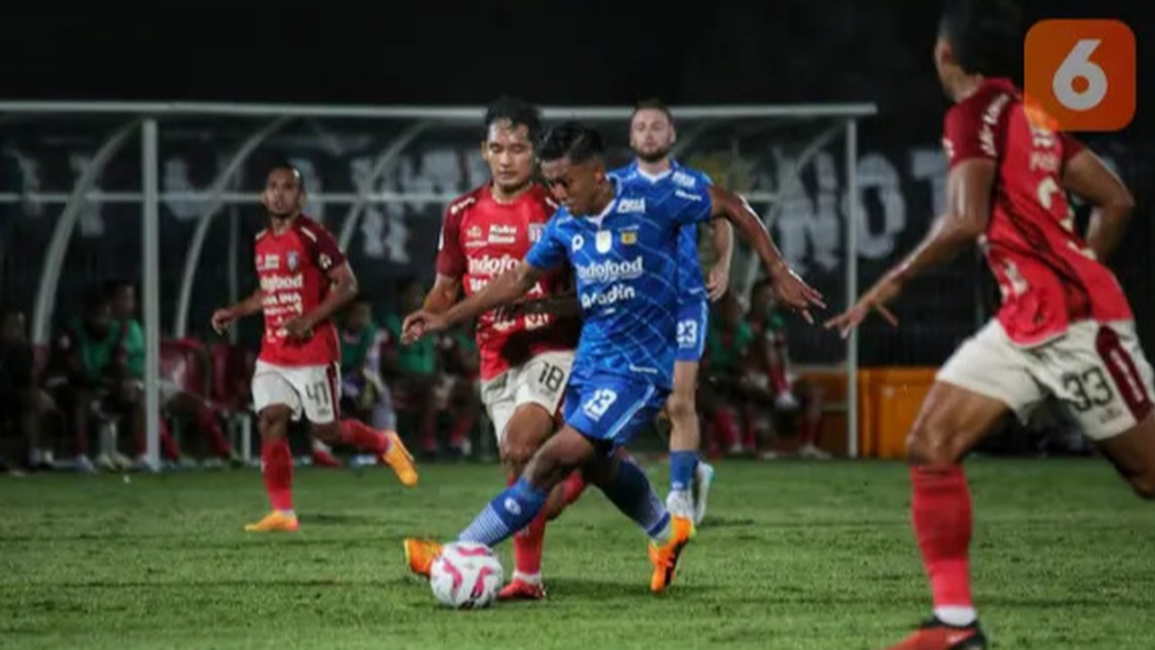 Striker Persib Bandung, Gervane Kastaneer, debut di Liga 1 dengan menghadapi Dewa United di Stadion GBLA, Bandung, Jumat (17-1-2025). (Bola.com/Erwin Snaz)