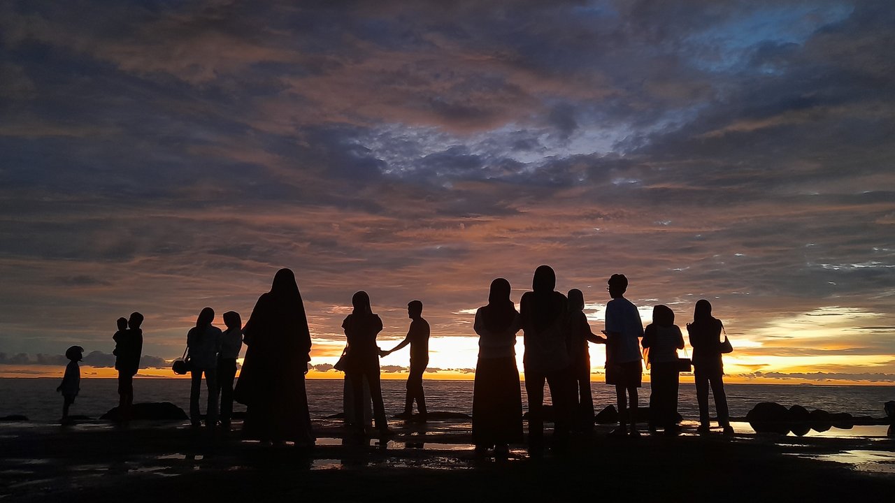 Akhir Pekan Bingung Mau ke Mana? Ini 4 Pantai Cantik di Padang Cocok Buat Healing