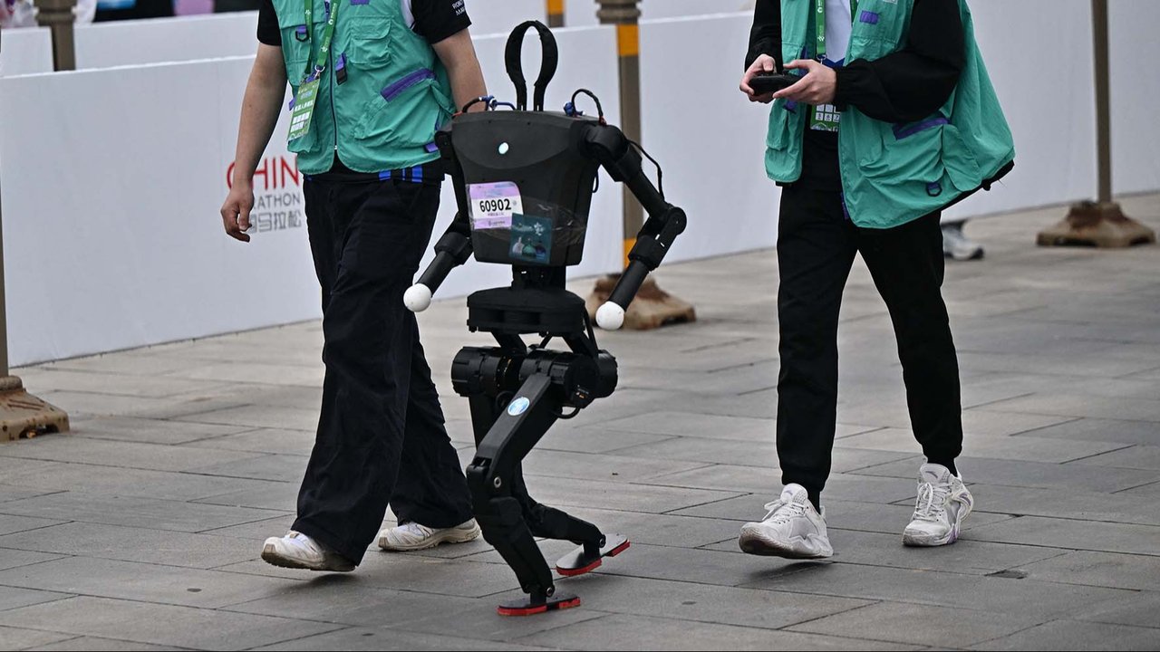 Robot Humanoid Tiangong Ultra berlari melintasi garis finis saat lomba lari setengah maraton robot humanoid di Beijing,  China,  (19/04/2025).