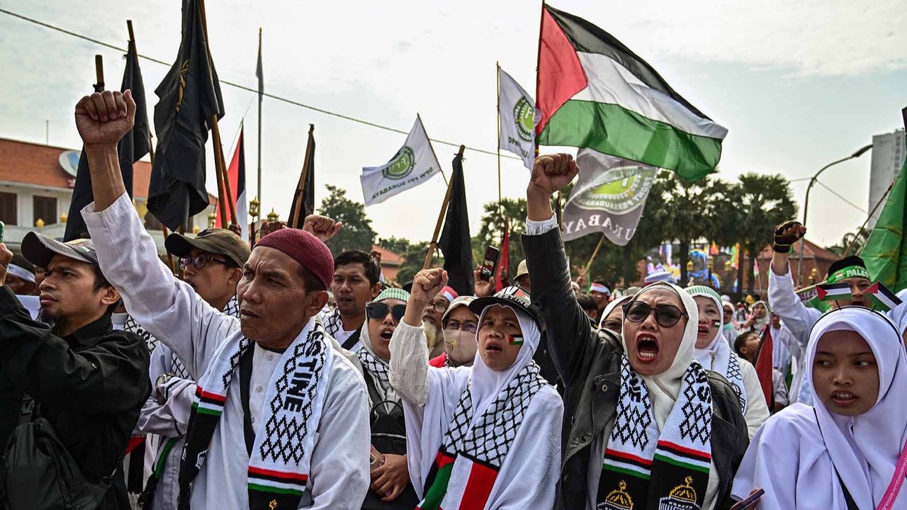 Ribuan warga saat mengikuti Aksi  Bela Damai Palestina didepan Gedung Negara Grahadi, Surabaya, Jawa Timur, Sabtu (19/04/2025